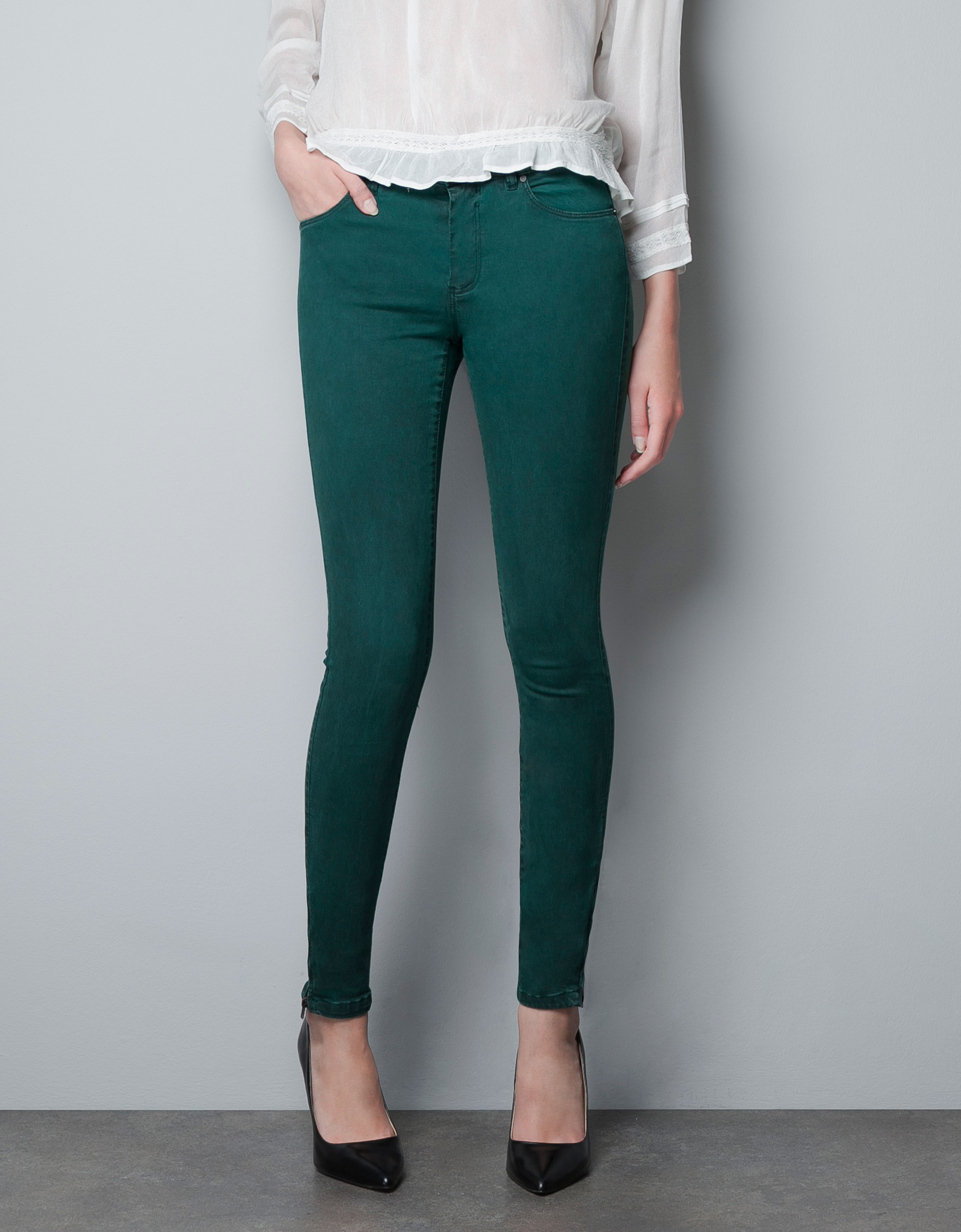 Темно зеленые джинсы. Zara Green Jeans. Зеленые джинсы скинни. Зеленые джинсы Zara. Зеленые джинсы Зара женские.